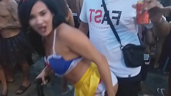 Bianca Das Neves No Bloquinho Da Cachaça Arrasta Fã Para Fuder. Veja Mais Em Xv Red free video