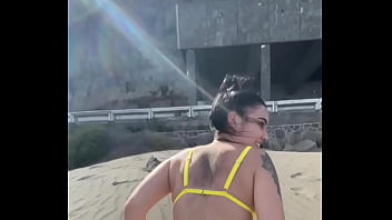 Mira Como Se Mueve En La Playa, Calentando A Los Bañistas #Kodabratz free video